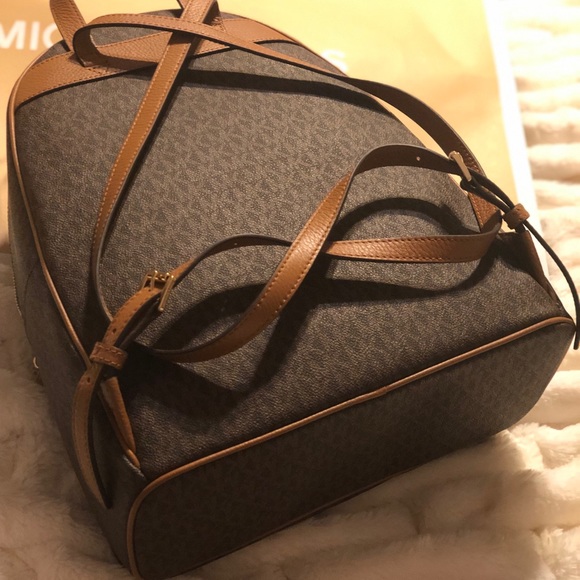 Michael Kors - Monogram Backpack - Picture 6 of 8
